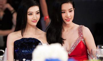 除了白，在合影中還有另外一個制勝法寶，就是——高。