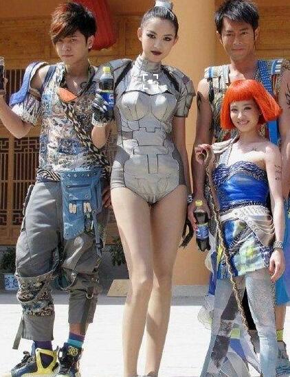 在張梓琳面前，章子怡的胸才到人家腰線的位置……