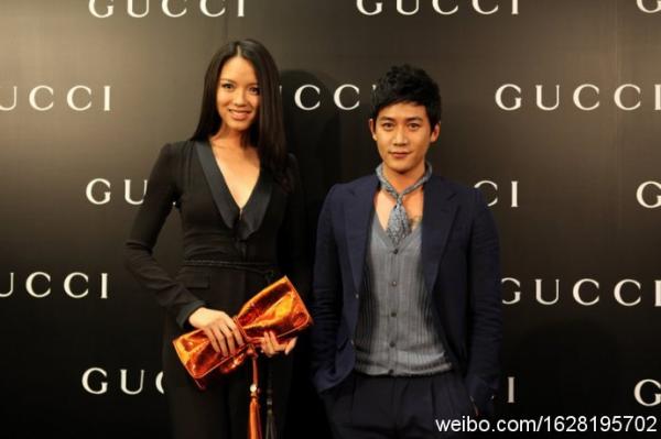 最右竟然是何韻詩，信號滿格……