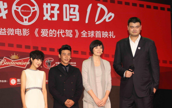 易建聯(lián)與姚明的合影本來好好的，丁俊暉一出現(xiàn)，立馬變“深V”，心疼小暉一秒