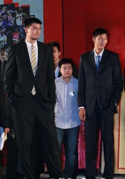 鄧超夫婦以及于嘉、林書豪，放在人群里都是不錯的身高，顯然，他們選錯了參照物。