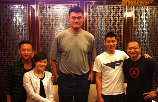 姚明+曾志偉，心疼兩人的脖子……