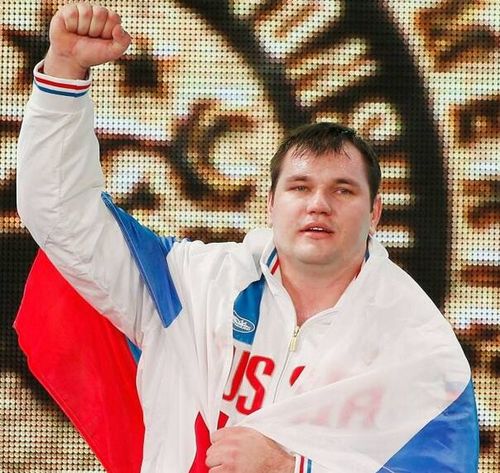 圖為2015年11月28日，阿列克謝·洛夫切夫在2015舉重世錦賽男子105公斤級頒獎儀式上慶祝。