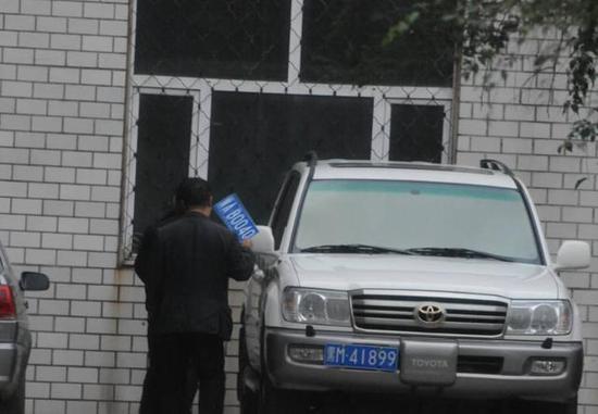 程父與程的“司機”在居住小區(qū)內將黑AB0040車牌更換為黑M41899車牌，倆車牌號均為空號