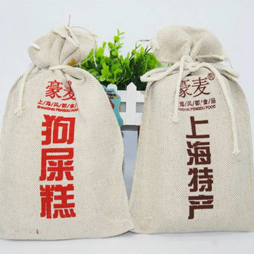 上海某公司推出的一款名為“狗屎糕”的產品引來不少質疑。