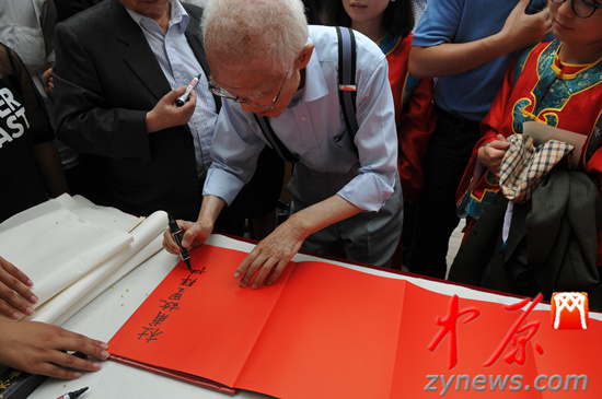 余光中、汪國(guó)真做客杜甫故里 共話詩(shī)圣家國(guó)情懷