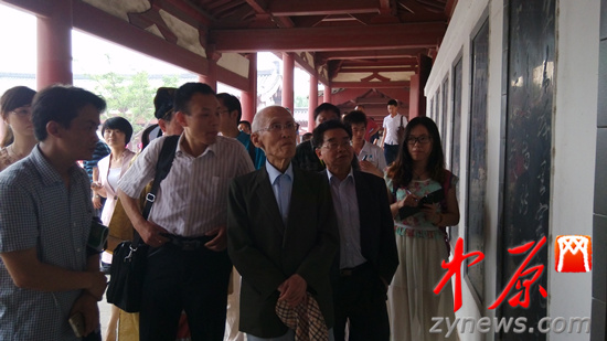 余光中、汪國(guó)真做客杜甫故里 共話詩(shī)圣家國(guó)情懷