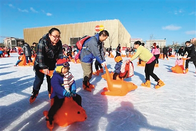 游客體驗五棵松冰世界體育樂園。