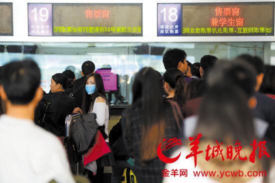 2015年春運(yùn),“囤票”不再是黃牛的專(zhuān)屬行為,普通乘客也開(kāi)始加入其中。