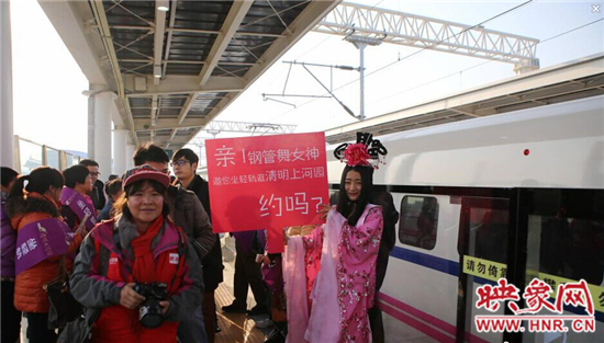 90后“鋼管舞女神”乘高鐵現(xiàn)身清明上河園,近千人圍觀 90后“鋼管舞女神”乘高鐵現(xiàn)身清明上河園,近千人圍觀