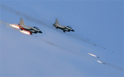 戰(zhàn)機(jī)對地攻擊。劉應(yīng)華攝