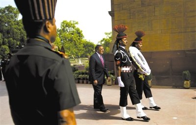 　　6日，帕內塔在新德里。他在印度訪問時稱，美國愿意為印度提供最先進的武器