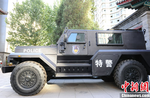 　　國(guó)產(chǎn)輕型聯(lián)合越野戰(zhàn)車側(cè)面照。張龍?jiān)茢z