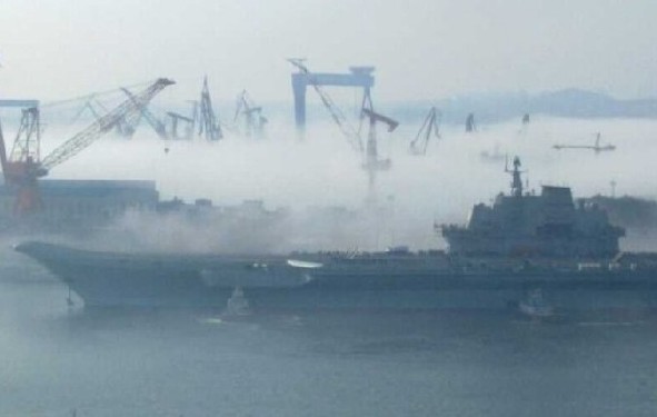 資料圖:我航母平臺(tái)霧中歸航 資料圖:我航母平臺(tái)霧中歸航