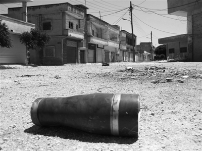 　11日，霍姆斯，政府軍和反對(duì)派武裝沖突過(guò)后留下一個(gè)彈殼。