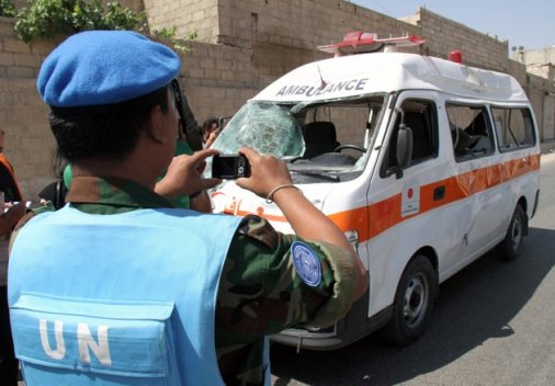 　一名聯(lián)合國(guó)監(jiān)督團(tuán)成員在大馬士革郊區(qū)為一輛被毀救護(hù)車(chē)拍照