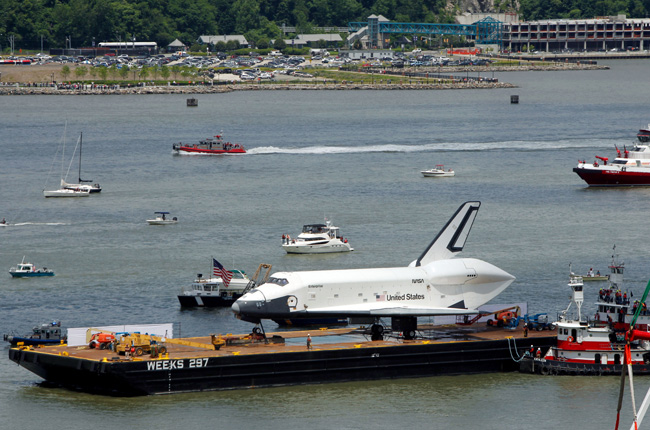 　“企業(yè)”號(hào)航天飛機(jī)被運(yùn)往“無畏”號(hào)航空母艦（資料圖）