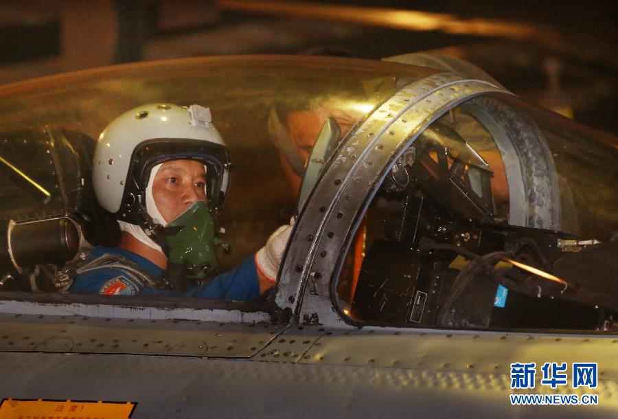 航空兵某團(tuán)加大強度夜航訓(xùn)練 航空兵某團(tuán)加大強度夜航訓(xùn)練