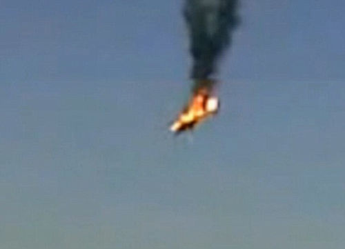 照片顯示直升機(jī)在空中被火箭擊中著火,然后墜落地面 照片顯示直升機(jī)在空中被火箭擊中著火,然后墜落地面