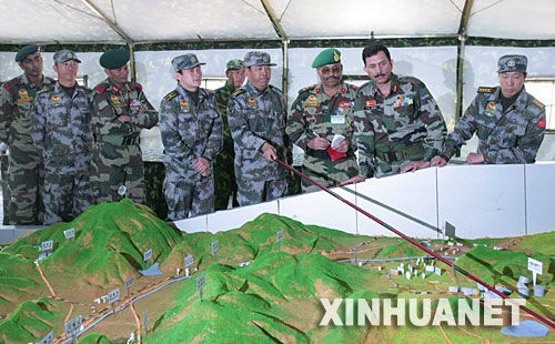 資料圖:2007年12月23日,中印陸軍聯(lián)合軍演中印參訓指導組成員在進行訓練磋商 資料圖:2007年12月23日,中印陸軍聯(lián)合軍演中印參訓指導組成員在進行訓練磋商