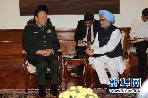9月4日，在印度首都新德里的總理府，印度總理曼莫漢·辛格（右）會(huì)見(jiàn)中國(guó)國(guó)務(wù)委員兼國(guó)防部長(zhǎng)梁光烈。