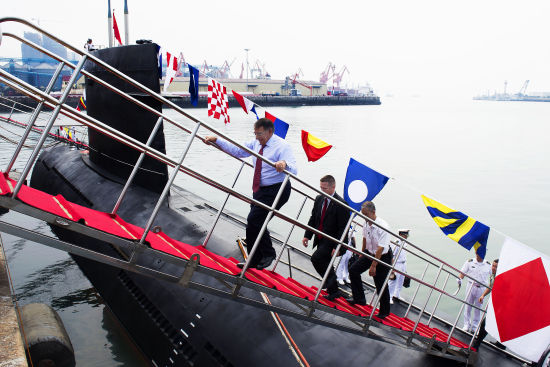 昨天，美國防長帕內(nèi)塔登上一艘中國宋級(jí)潛艇