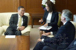 日本防衛(wèi)相森本敏(左)與美國副國務(wù)卿伯恩斯舉行會談 日本防衛(wèi)相森本敏(左)與美國副國務(wù)卿伯恩斯舉行會談