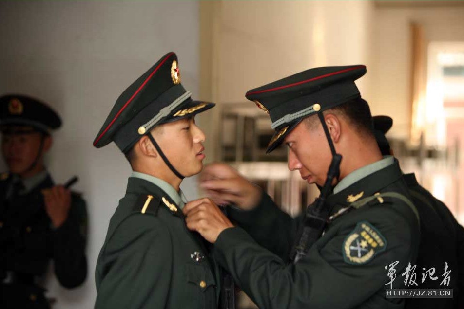 走進裝甲兵工程學(xué)院2012級新生閱兵場