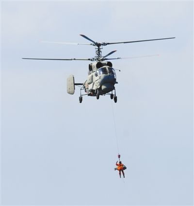 演習(xí)中，搜救直升機(jī)營救“落水人員”