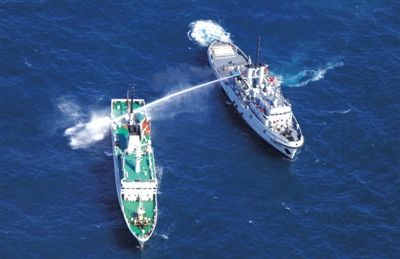 昨日，東海某海域，東海艦隊(duì)拖船使用高壓水炮為地方執(zhí)法船滅火