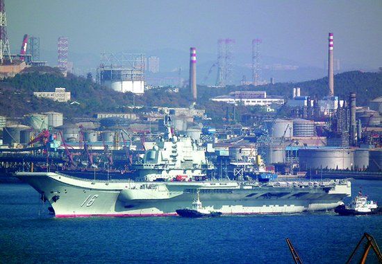 遼寧艦進(jìn)入大連港口 遼寧艦進(jìn)入大連港口