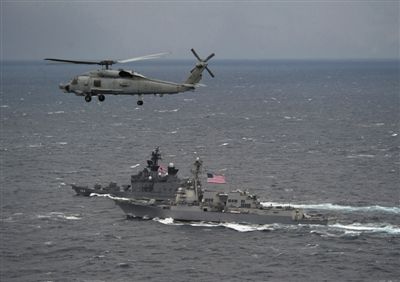 2011年1月10日，美國海軍驅逐艦與日本海上自衛(wèi)隊“鞍馬”號驅逐艦在日本長崎縣附近海域舉行聯(lián)合海上演習。資料圖片