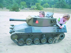 為了讓3歲兒子玩得拉風(fēng)，荷蘭父親9個月時間造了這輛坦克。