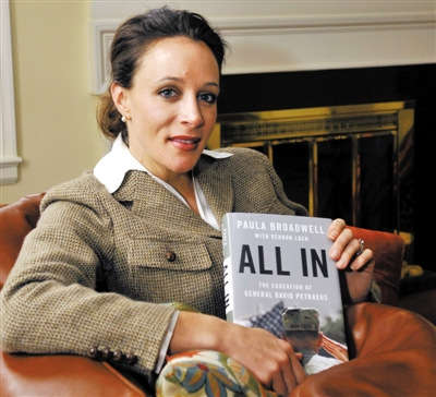 中情局前局長(zhǎng)彼得雷烏斯情婦、傳記作家布羅德維爾