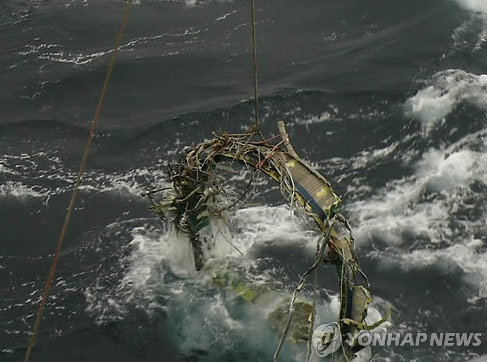 韓國防部23日表示，于本月21日又打撈了三塊朝鮮遠(yuǎn)程火箭“銀河3”號的殘骸，打撈地點在之前打撈一級火箭氧化劑桶附近1-2公里海域內(nèi)。（圖片來源：韓聯(lián)社）