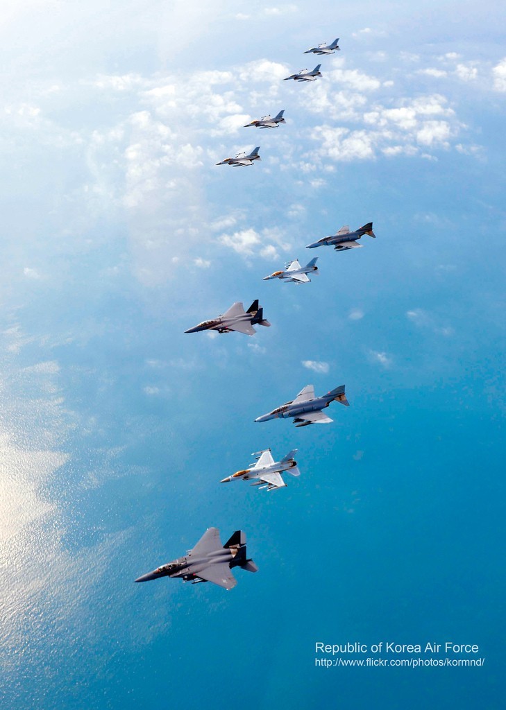 圖為韓空軍KF-16戰(zhàn)機、F-4戰(zhàn)機、F-15K兩代三型戰(zhàn)機編隊升空練作戰(zhàn)。