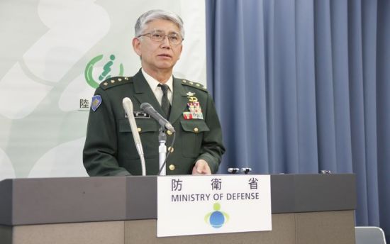 2月21日下午2點，日本陸上自衛(wèi)隊參謀長君塚榮治在防衛(wèi)省會見記者