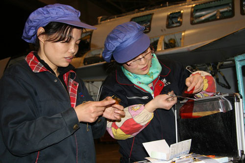 “梟龍”06架靜力試驗機完成1100多通道內部貼片