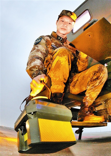 燈光班戰(zhàn)士乘坐布設(shè)車在跑道上快速布燈。