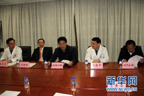 西藏自治區(qū)政府主席洛桑江村(左三)、副主席邊巴扎西(右一)一行來到解放軍總醫(yī)院，向牽頭“慈善援藏”救助活動的解放軍總醫(yī)院醫(yī)護(hù)人員表達(dá)謝意并贈送牌匾。蔡琳琳 攝