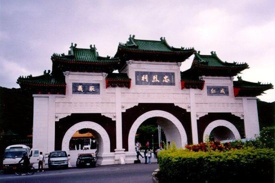 位于臺(tái)北的忠烈祠供奉著從孫中山革命，到抗日戰(zhàn)爭(zhēng)，解放戰(zhàn)爭(zhēng)所有陣亡國(guó)民黨士兵的靈位。