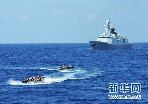 3月28日，十余名臨檢拿捕隊員從玉林艦出發(fā)，乘小艇駛向模擬可疑商船的艦只。