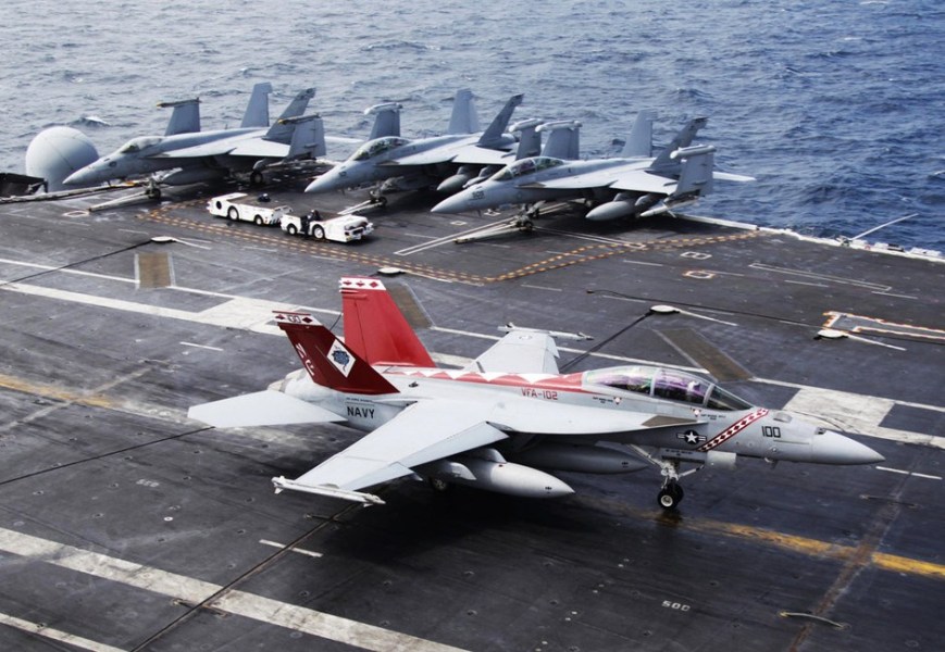 隸屬小鷹號(hào)航母的VFA 102 響尾蛇中隊(duì)的F/A-18F超級(jí)大黃蜂戰(zhàn)機(jī)涂上了紅色的CAG brid