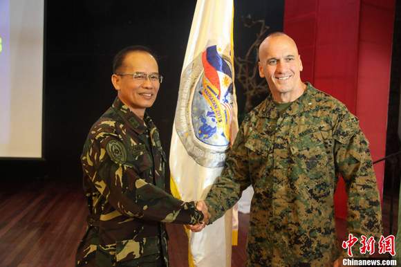 美國(guó)與菲律賓“肩并肩”聯(lián)合軍演開幕。