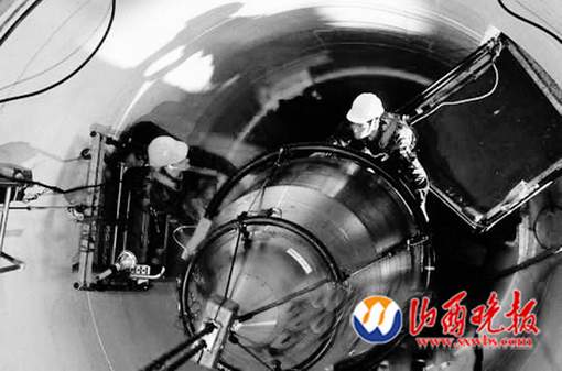 美國空軍人員將一枚“民兵3”型洲際彈道導彈導入制導設備。