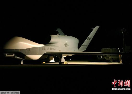 2006年2月17日，美國“全球鷹”RQ-4A無人機在秘密地點飛行。