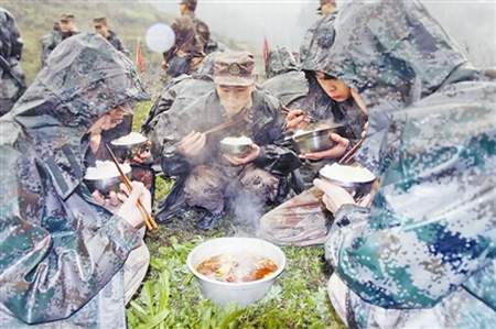 該團(tuán)官兵在演練中用餐。張海峰攝