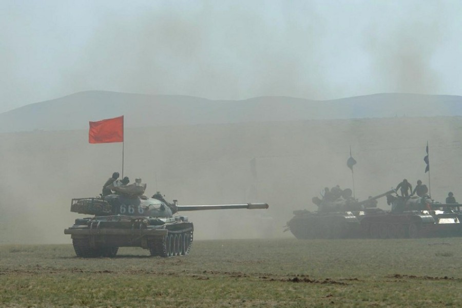 　　火車上59式坦克密密麻麻。