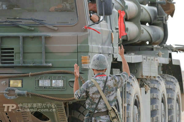 　資料圖：遠(yuǎn)火炮長(zhǎng)指揮裝備進(jìn)入發(fā)射陣位。