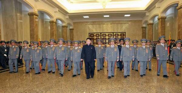 朝鮮最高領導人金正恩于15日零時率領朝鮮軍方高級干部參拜了安置金日成和金正日遺體的錦繡山太陽宮。